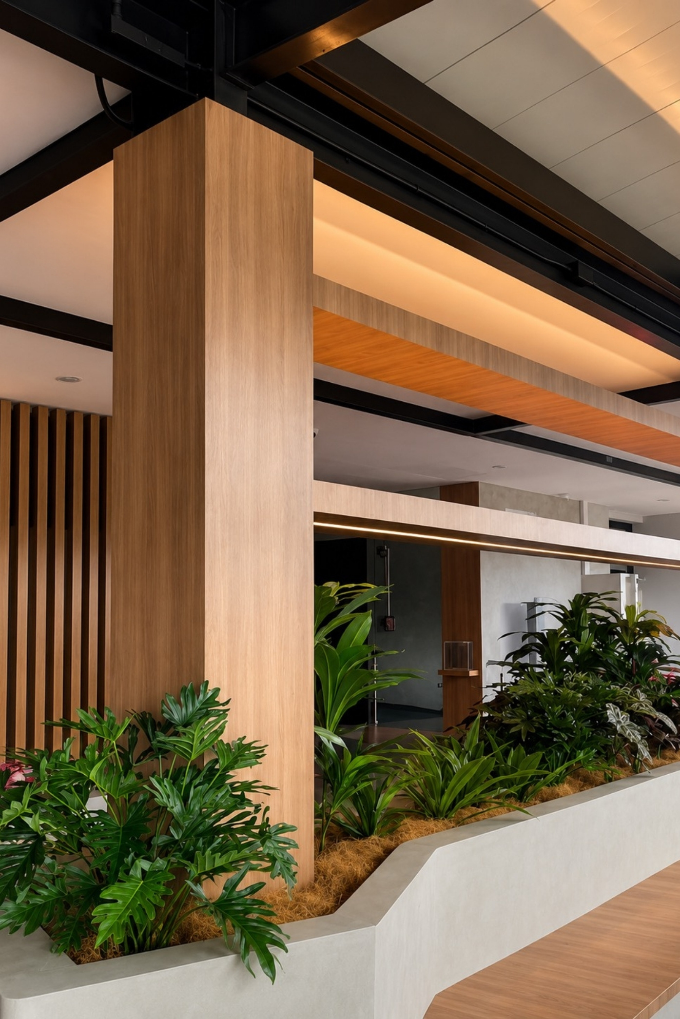 Jardinera baja de concreto con filodendros y follajes tropicales entre columnas revestidas de madera